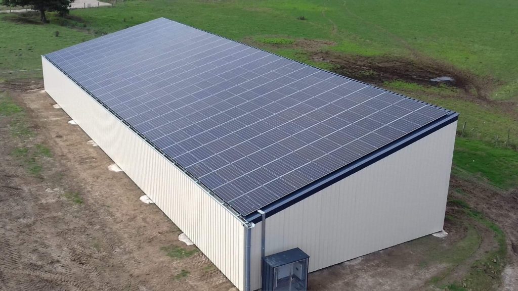 Hangar solaire pour agriculteurs par Triangle Energie