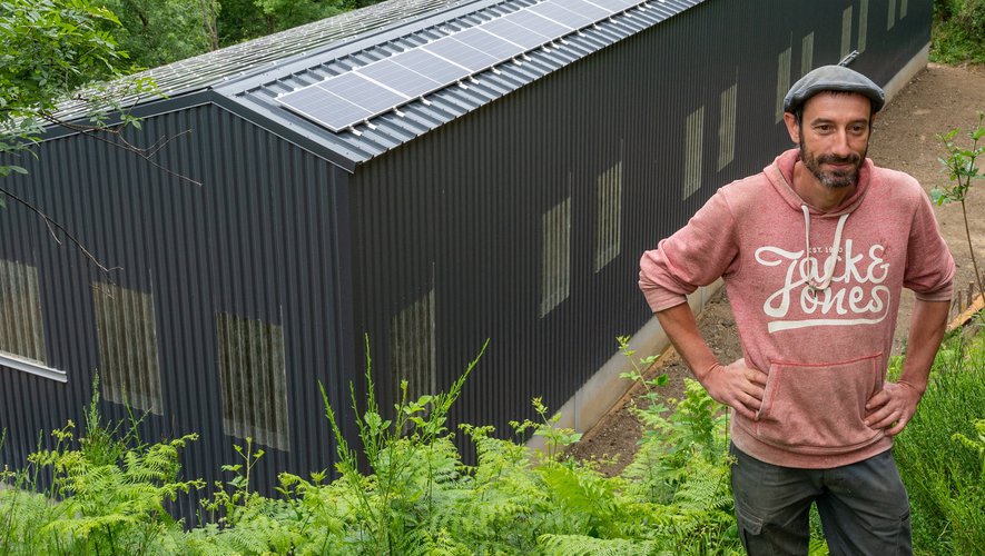 Agriculteur devant son bâtiment agricole solaire